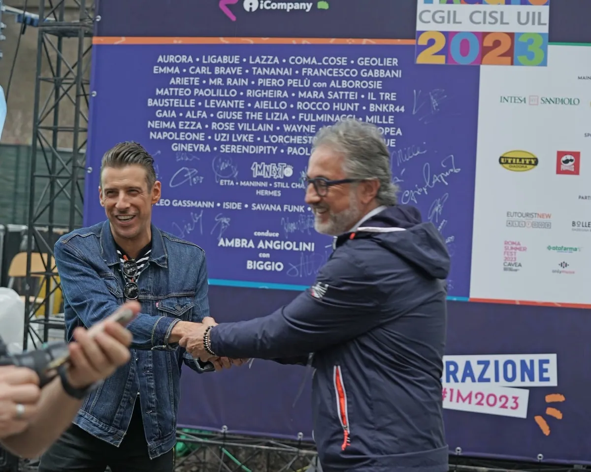 Alfonso Paoletta stringe la mano a un artista nel backstage del Primo Maggio
