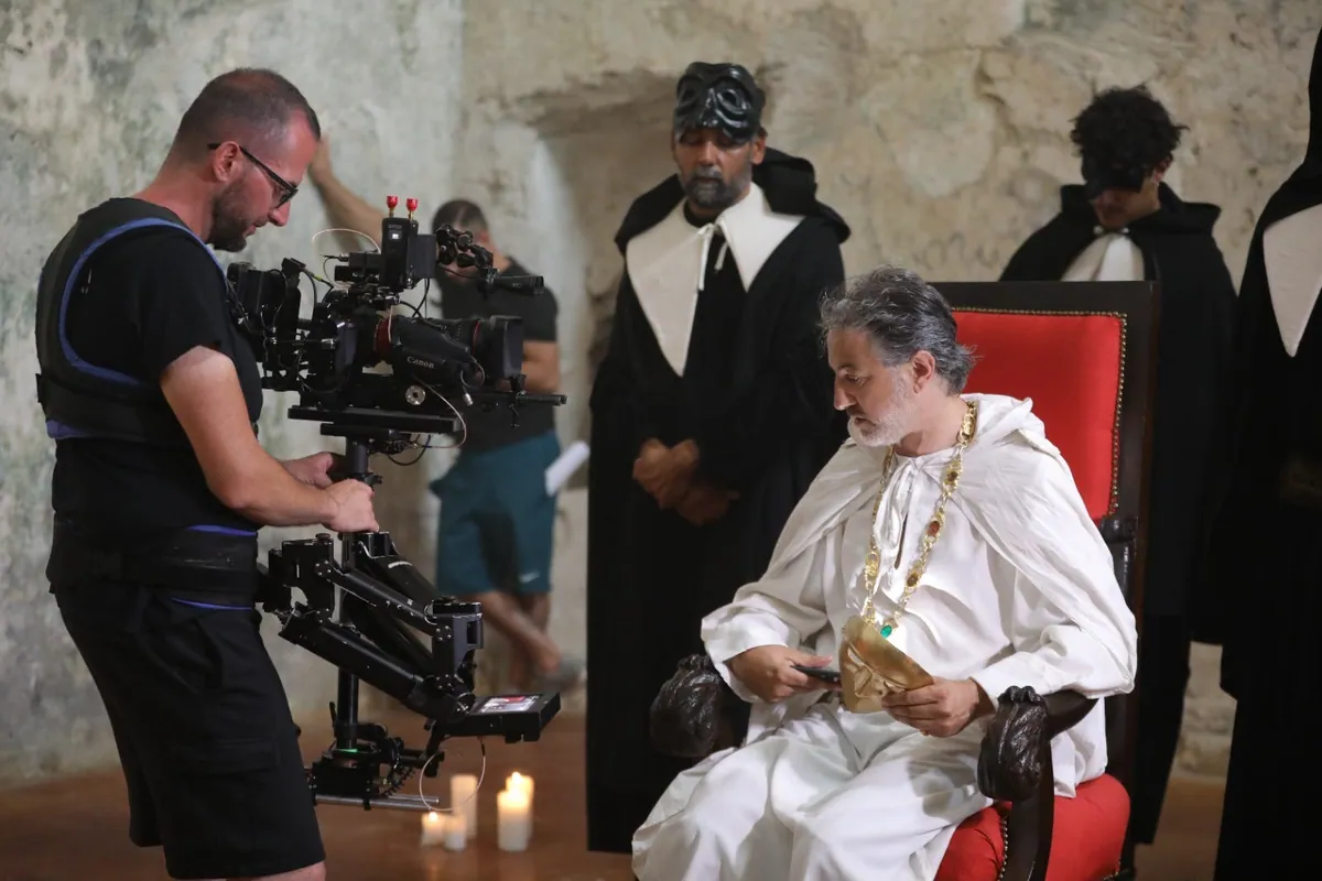 Una scena in costume ripresa con la steadycam