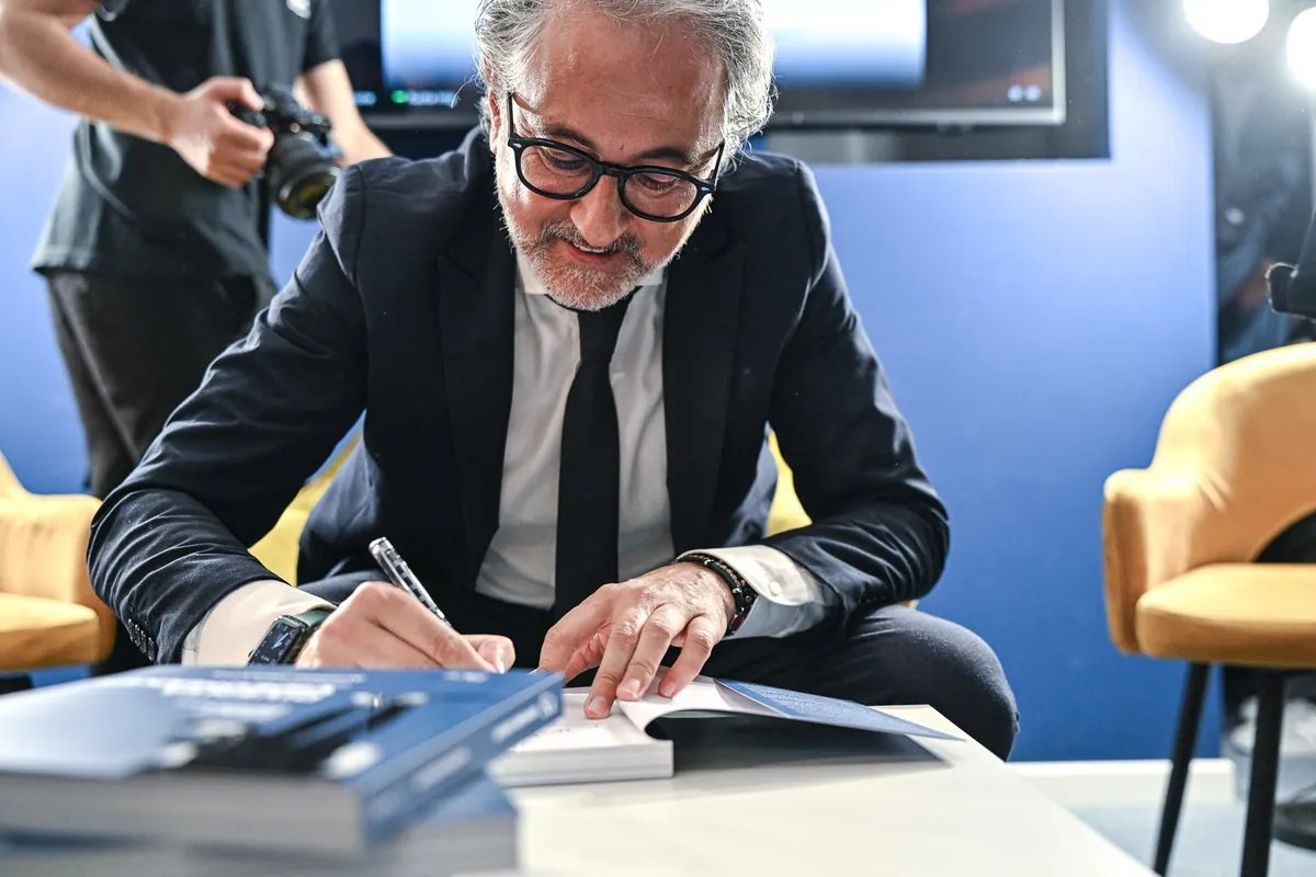Alfonso Paoletta firma le copie del libro