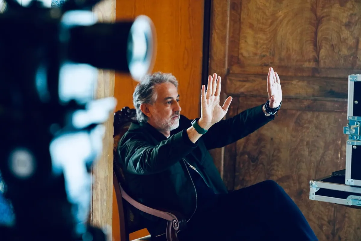 Alfonso Paoletta inquadra una scena con le mani, accanto alla cinepresa