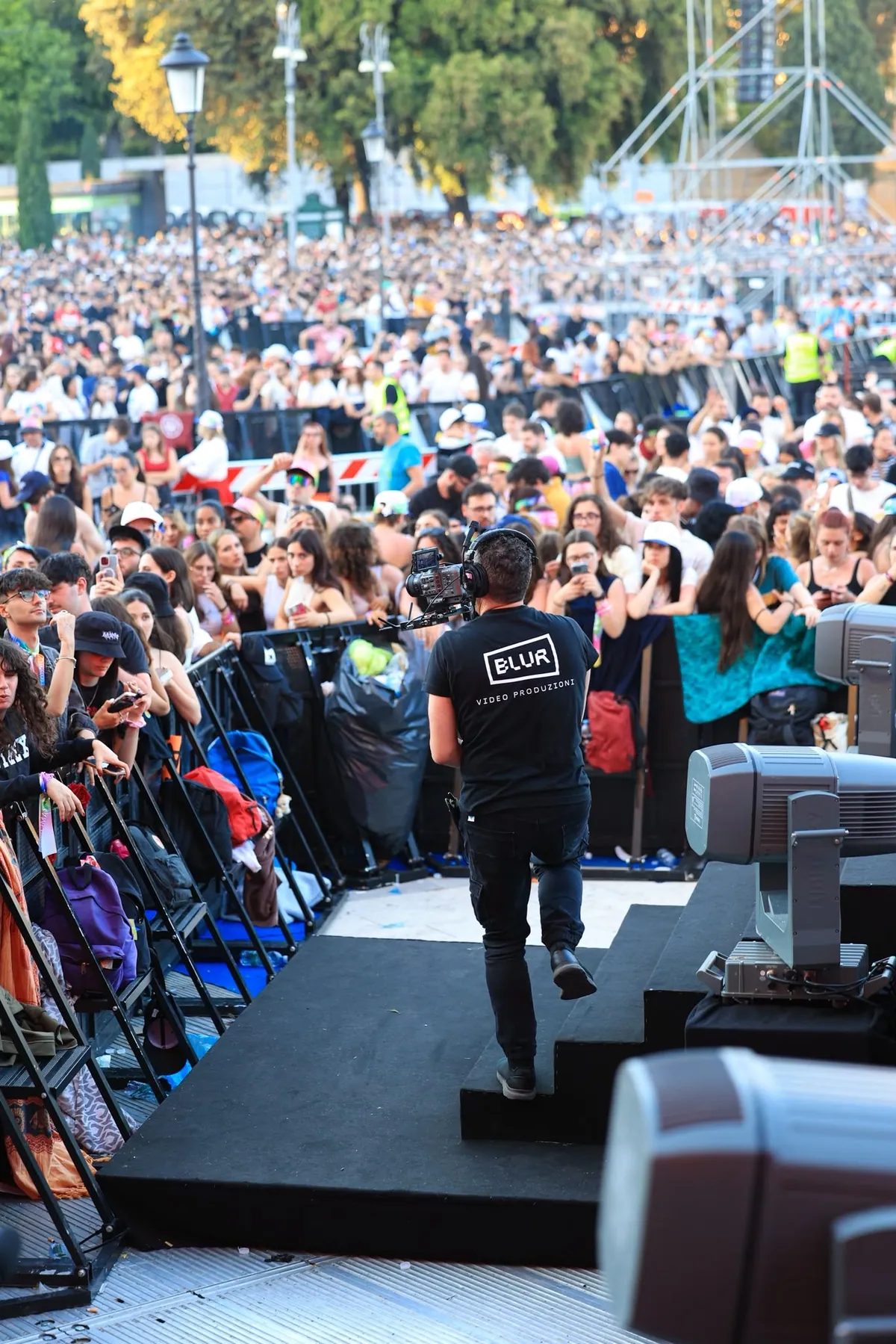 Il palco del Concerto del Primo Maggio visto dalle camere, davanti alla folla