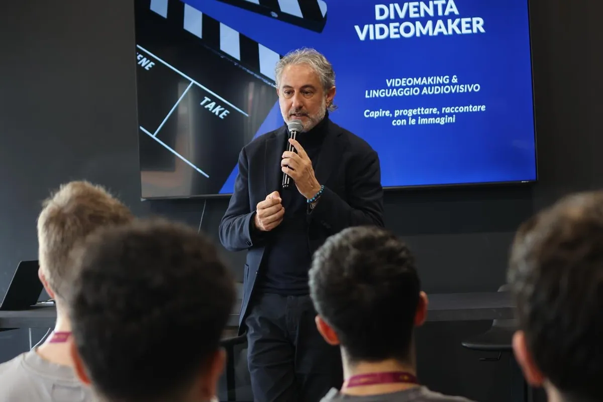 Alfonso Paoletta durante una lezione, davanti alla slide Diventa Videomaker