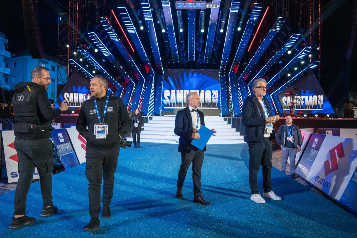 Alfonso Paoletta sul palco esterno del Festival di Sanremo