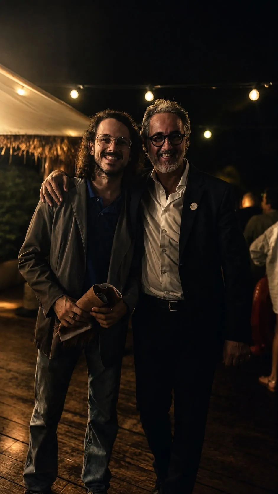 Alfonso Paoletta con un artista, a una serata all'aperto