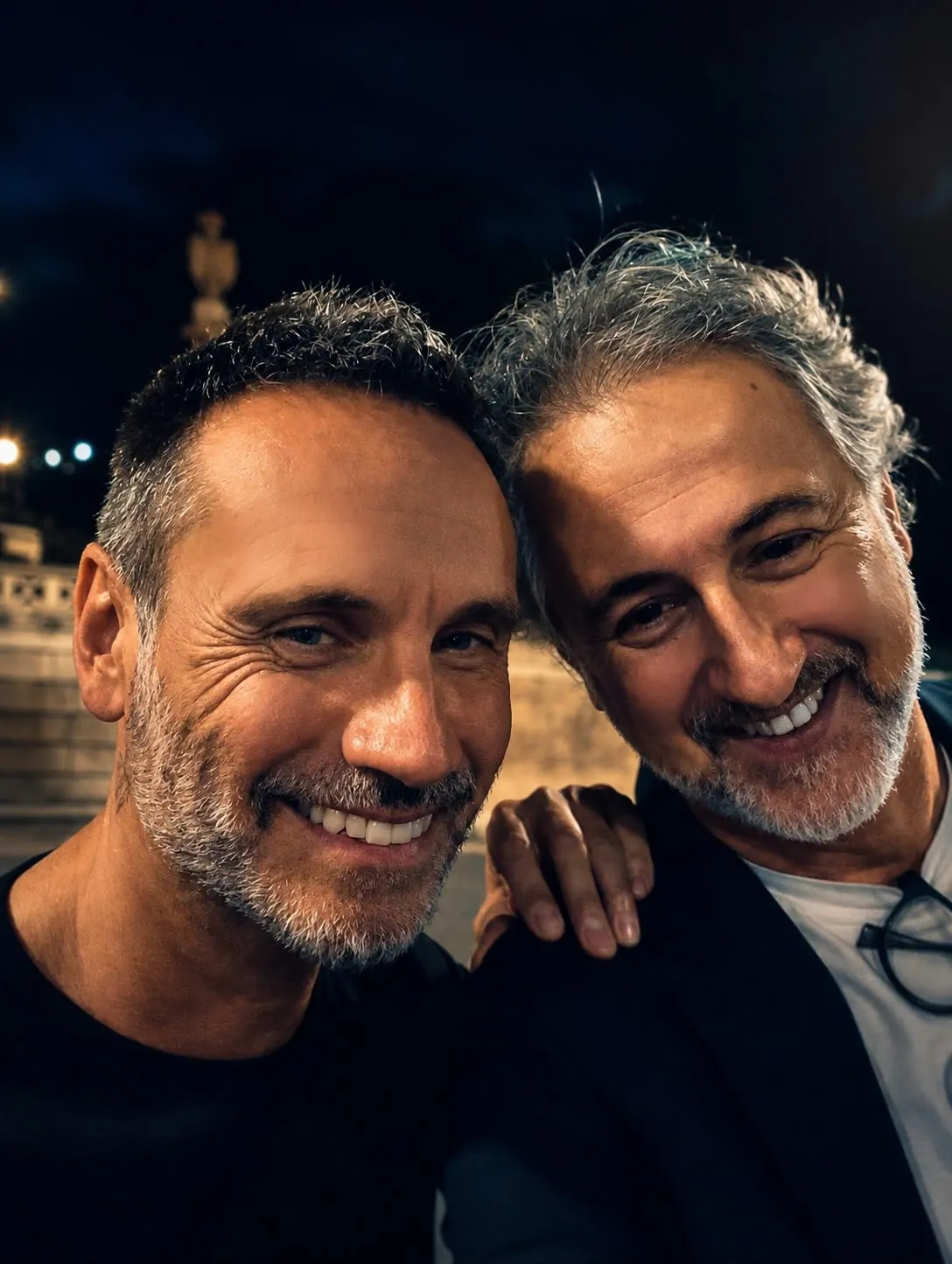 Alfonso Paoletta con un artista, di sera