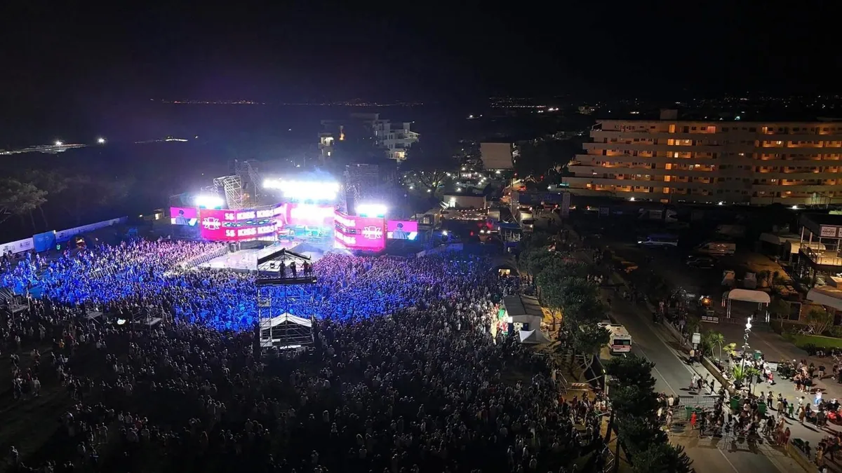 Il palco di Kiss Kiss Way visto dall'alto, di sera, con la piazza piena