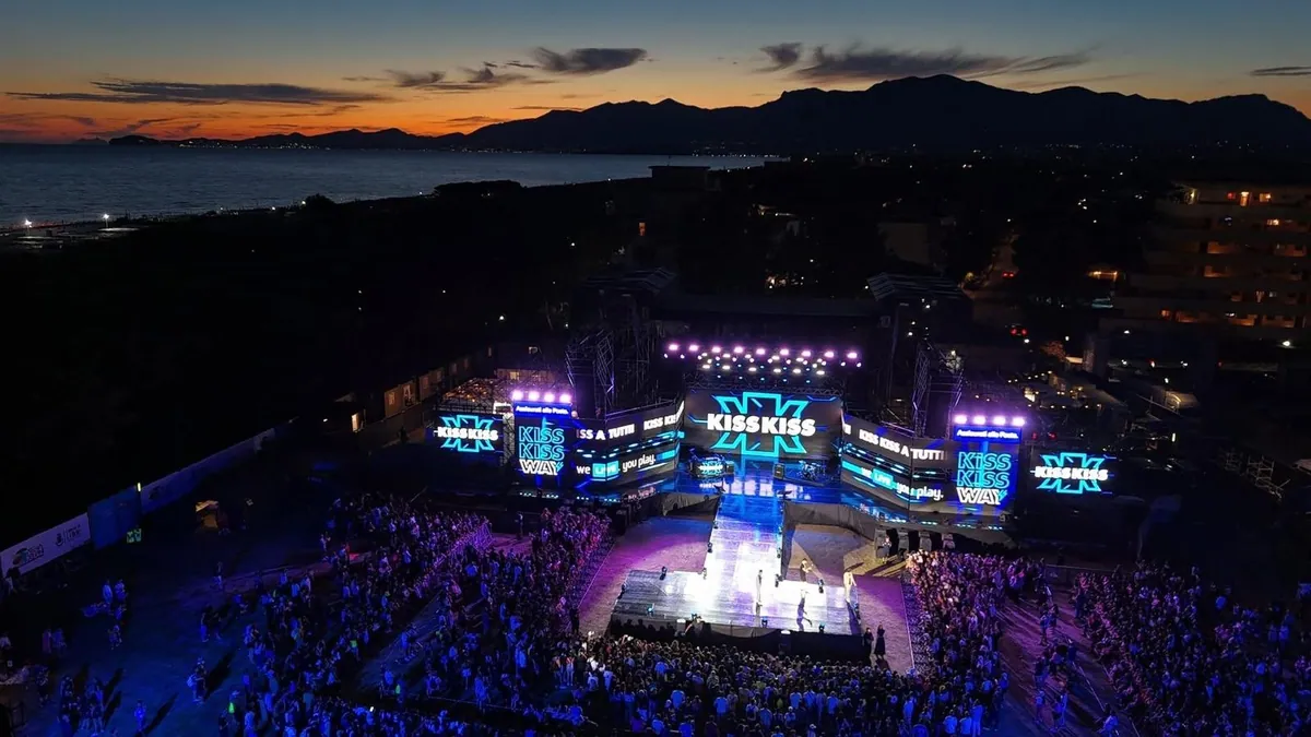 Il palco di Kiss Kiss Way visto dall'alto, al tramonto, davanti al pubblico