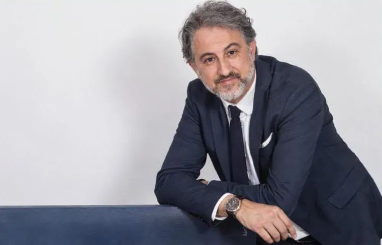 Alfonso Paoletta in giacca e cravatta, ritratto in studio